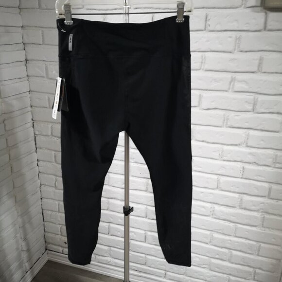 NWT Reebok Ladies Black Size Med 4 Way Stretch Wicking Fade Resistant Leggings - Picture 2 of 12